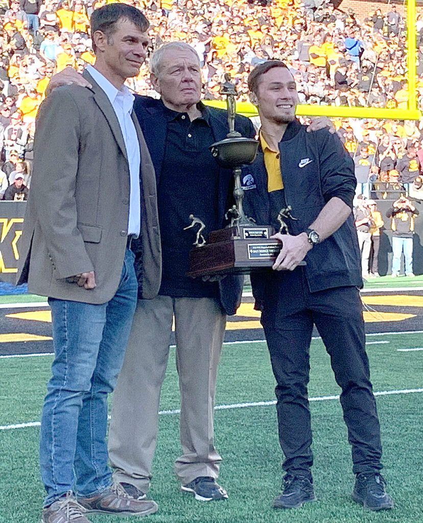 spencer lee earns hodge trophy at stdium